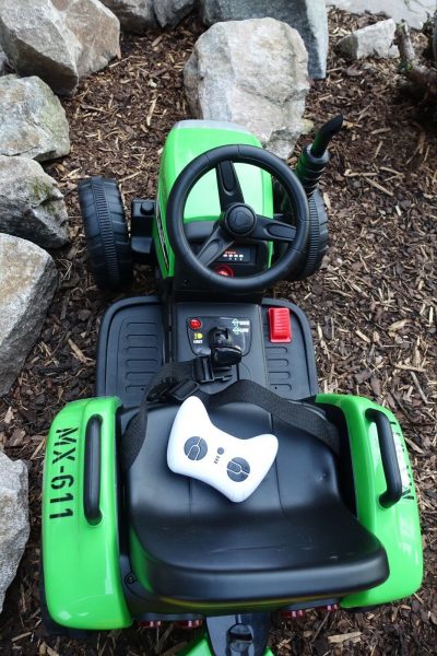 Traktor grün mit Anhänger – Bild 2